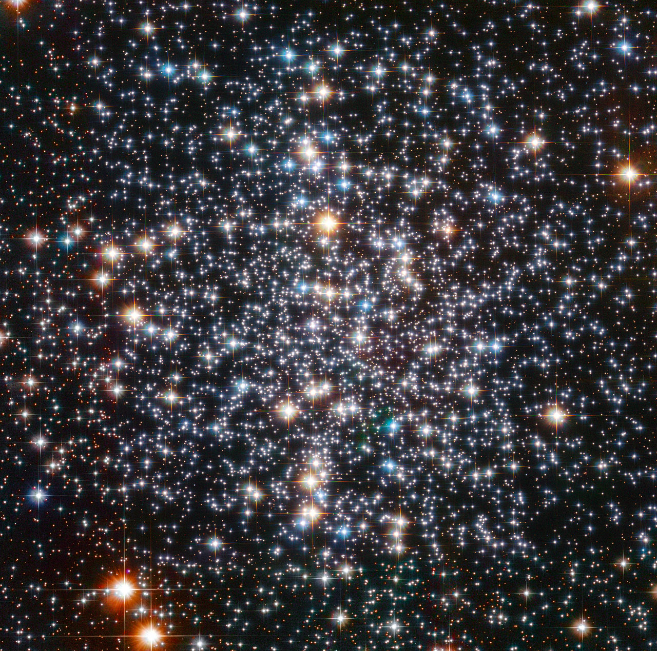 Hubble Telescope Captures Blazing Heart of Huge Star Cluster